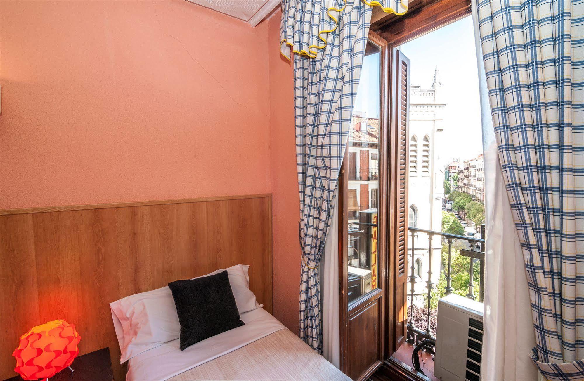 Hostal Gallardo Madrid Exterior foto