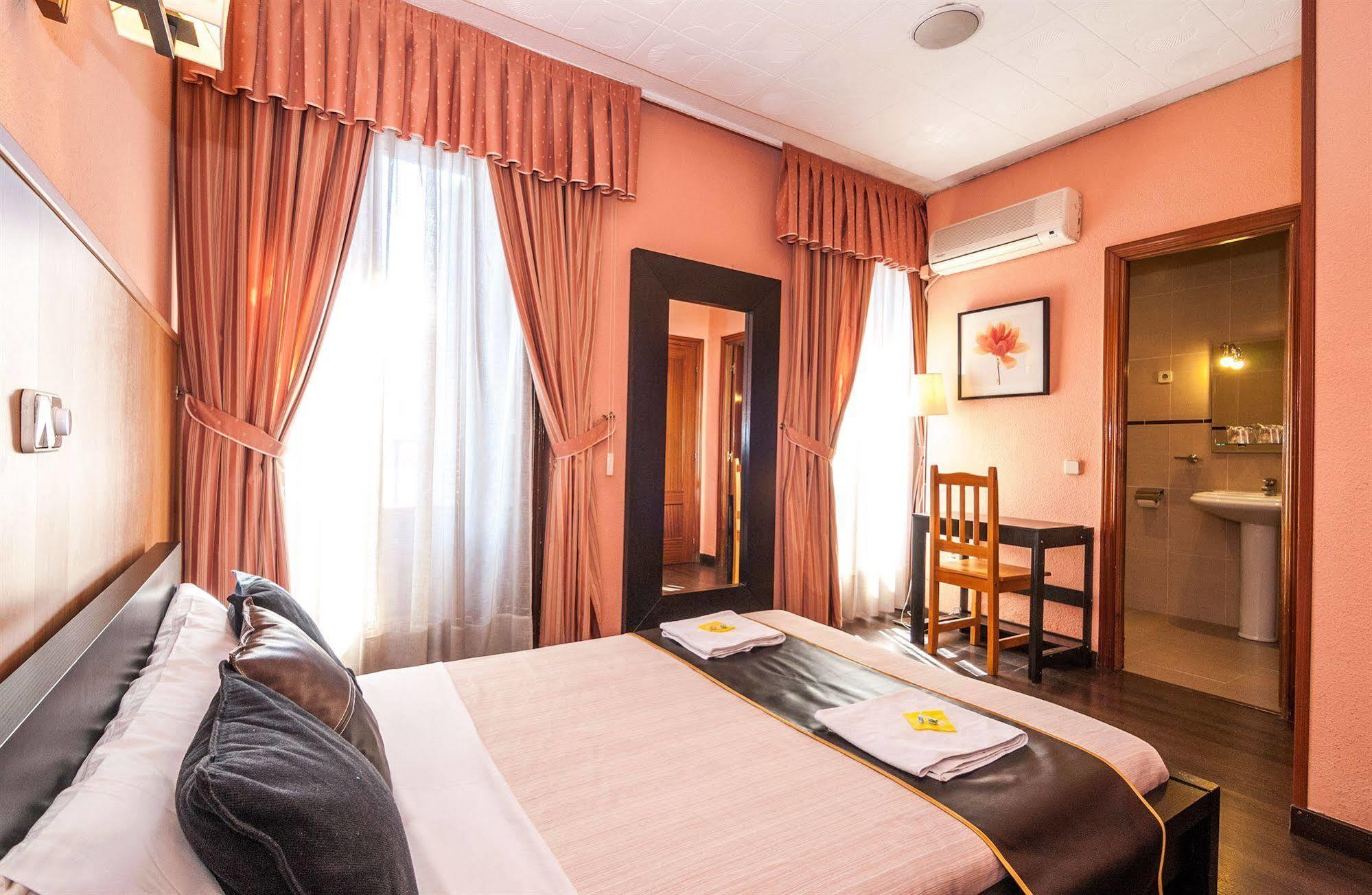 Hostal Gallardo Madrid Exterior foto